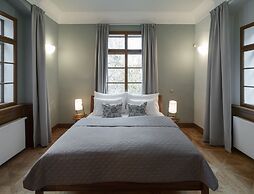 3 Epoques Apartments by Adrez Living