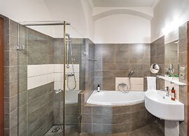 3 Epoques Apartments by Adrez Living