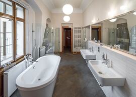 3 Epoques Apartments by Adrez Living