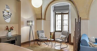 3 Epoques Apartments by Adrez Living