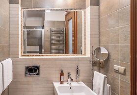 3 Epoques Apartments by Adrez Living