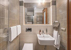 3 Epoques Apartments by Adrez Living