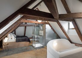 3 Epoques Apartments by Adrez Living