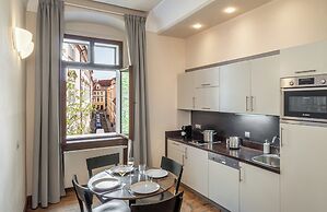3 Epoques Apartments by Adrez Living