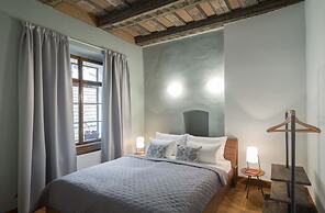 3 Epoques Apartments by Adrez Living