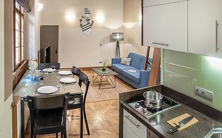 3 Epoques Apartments by Adrez Living