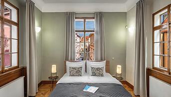3 Epoques Apartments by Adrez Living