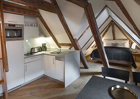 3 Epoques Apartments by Adrez Living