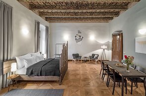 3 Epoques Apartments by Adrez Living