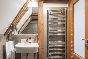 3 Epoques Apartments by Adrez Living