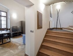 3 Epoques Apartments by Adrez Living