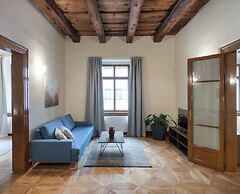 3 Epoques Apartments by Adrez Living