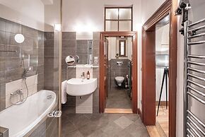3 Epoques Apartments by Adrez Living