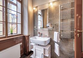 3 Epoques Apartments by Adrez Living