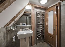 3 Epoques Apartments by Adrez Living