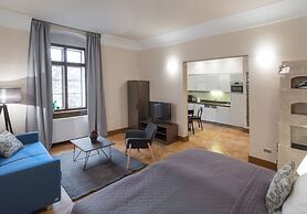 3 Epoques Apartments by Adrez Living