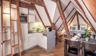 3 Epoques Apartments by Adrez Living