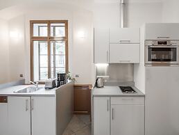 3 Epoques Apartments by Adrez Living