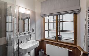 3 Epoques Apartments by Adrez Living