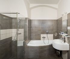 3 Epoques Apartments by Adrez Living