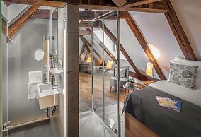 3 Epoques Apartments by Adrez Living