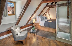 3 Epoques Apartments by Adrez Living