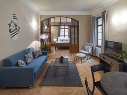 3 Epoques Apartments by Adrez Living