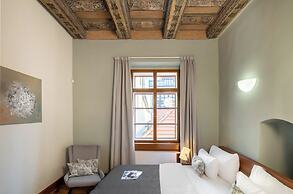 3 Epoques Apartments by Adrez Living