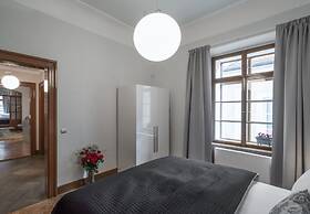 3 Epoques Apartments by Adrez Living