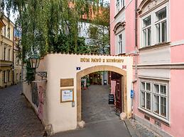 3 Epoques Apartments by Adrez Living