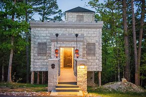 Eureka Springs Treehouses, Hobbit Caves & Castles