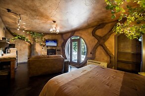 Eureka Springs Treehouses, Hobbit Caves & Castles