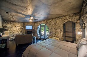 Eureka Springs Treehouses, Hobbit Caves & Castles
