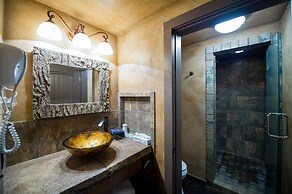 Eureka Springs Treehouses, Hobbit Caves & Castles