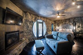 Eureka Springs Treehouses, Hobbit Caves & Castles
