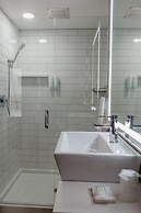 Clarion Lakeside Inn & Conference Centre