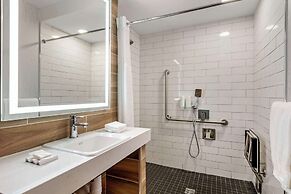 Clarion Lakeside Inn & Conference Centre