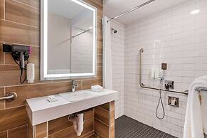 Clarion Lakeside Inn & Conference Centre