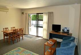 Tudor Lodge Motel