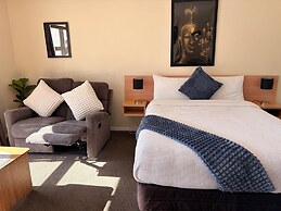 Tudor Lodge Motel