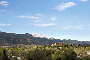 Holiday Inn Express & Suites Colorado Springs Central by IHG