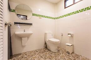 Harry's Bungalows & Restaurant