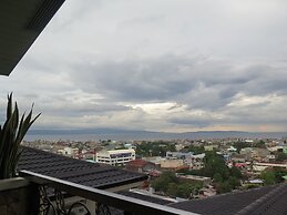 The Pinnacle Hotel and Suites