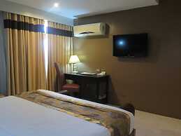 The Pinnacle Hotel and Suites