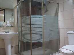 The Pinnacle Hotel and Suites