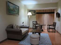 The Pinnacle Hotel and Suites