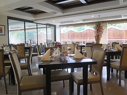 The Pinnacle Hotel and Suites