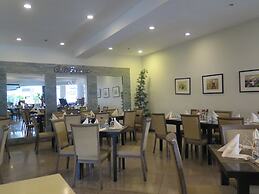 The Pinnacle Hotel and Suites