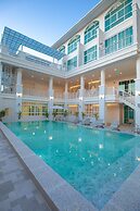 De Hug Hotel & Residence