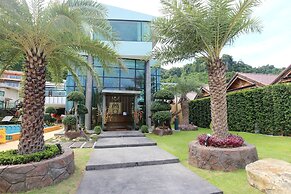 Phi Phi Nice Beach Hotel Hip